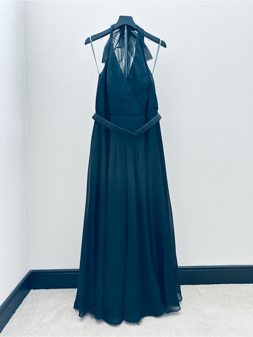 Women’s White Vera Wang Elegant Black Halter Gown with Back Bow Detail Size 16